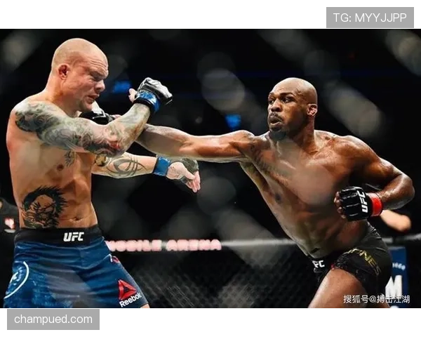 乔恩·琼斯训练完直接啃整只烤鸡？这自律人设是不是有点绷不住了