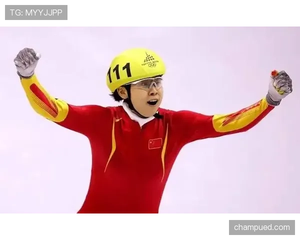 王濛训练完顺手买个包，教练在后面追着喊别刷爆卡